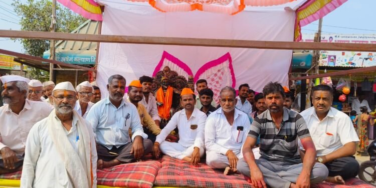 मराठा आरक्षणासाठी मानेगाव येथे साखळी उपोषण,गाव बंदी