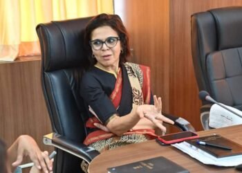 अत्यावश्यक सेवेतील अधिकारी कर्मचाऱ्यांचे मतदान झाले पाहिजे .