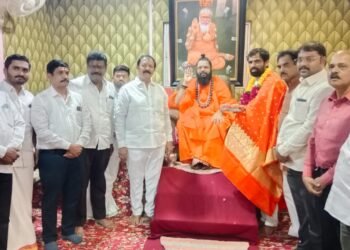 भाजप उमेदवार राम सातपुते यांनी घेतले जगदगुरु महास्वामीजींचे आशिर्वाद