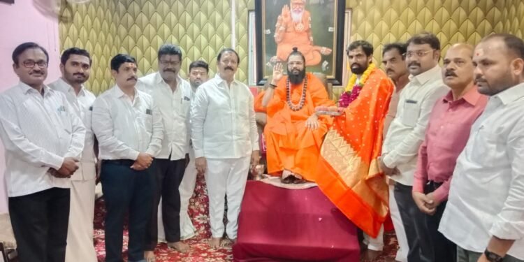 भाजप उमेदवार राम सातपुते यांनी घेतले जगदगुरु महास्वामीजींचे आशिर्वाद