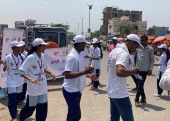 पथनाट्याच्या माध्यमातून विद्यार्थ्यानी केली मतदान जनजागृतीपथनाट्याने अक्कलकोटकरांचे वेधले लक्ष..