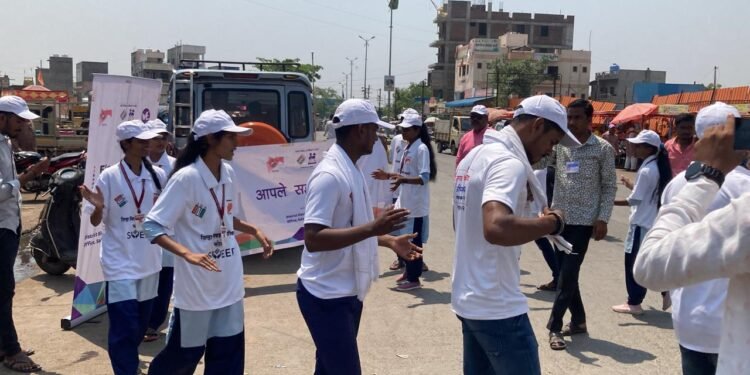 पथनाट्याच्या माध्यमातून विद्यार्थ्यानी केली मतदान जनजागृतीपथनाट्याने अक्कलकोटकरांचे वेधले लक्ष..