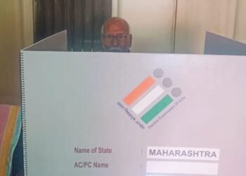 ८५ वर्षांवरील ज्येष्ठांच्या गृह मतदान प्रक्रियेत निवडणूक पथकांनाही संवेदनांची अनुभूती