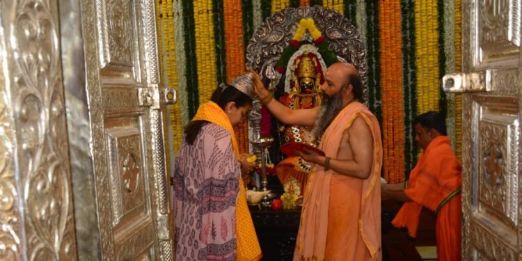 प्रणिती शिंदे यांनी घेतले हिंगुलांबिका मातेचे दर्शन