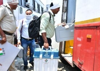 शुक्रवारच्या मतदानासाठी पथके मतदान साहित्यांसह रवाना