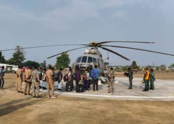 गडचिरोलीत ६५ मतदान केंद्रावर २६७ मतदान अधिकाऱ्यांचे एअर-लिफ्ट