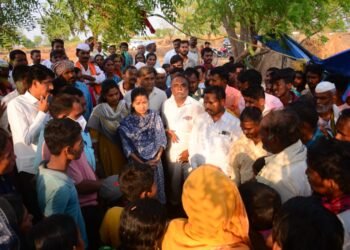 सोलापूरची लेक धावली ‘ त्या ‘ ऊसतोड मजुरांच्या कुटुंबीयांसाठी..!