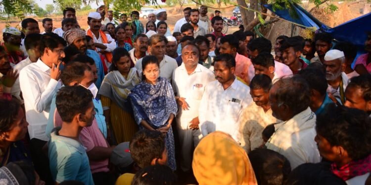 सोलापूरची लेक धावली ‘ त्या ‘ ऊसतोड मजुरांच्या कुटुंबीयांसाठी..!