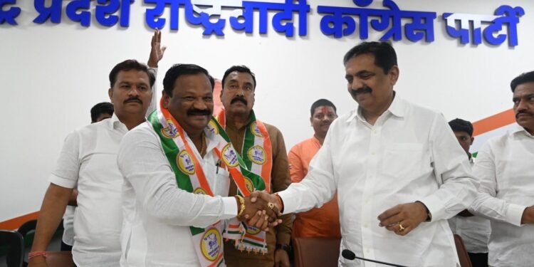 शिवसेना शिंदे गटाचे नेते संजय कोकाटे यांचा राष्ट्रवादी काँग्रेस शरदचंद्र पवार पक्षात पक्ष प्रवेश