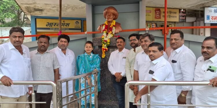 थोर समाजसुधारक महात्मा फुले जयंतीनिमित्त आ. प्रणिती शिंदे यांनी केले अभिवादन