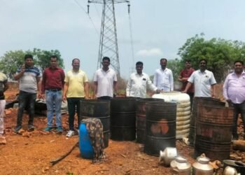 बीडमध्ये निवडणूक पार्श्वभूमीवर अवैध मद्यविक्री विरोधात मोहीम ९२ गुन्हे दाखल