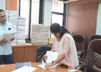 जिल्हा निवडणूक निर्णय अधिकाऱ्यांनी घेतला संपूर्ण यंत्रणेचा आढावा