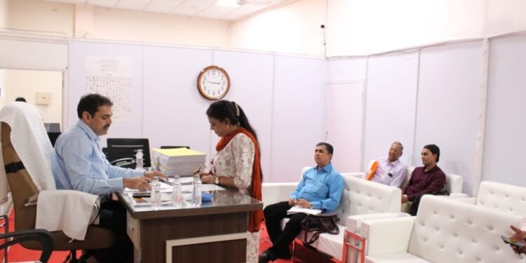 २८-मुंबई उत्तर पूर्व लोकसभा मतदारसंघात दोन उमेदवारांचे अर्ज दाखल