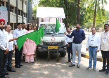 मतदान जनजागृतीच्‍या एलएईडी रथास जिल्हाधिकाऱ्यांच्या हस्‍ते हिरवा झेंडा