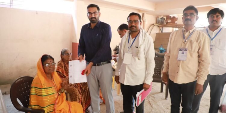 नांदेडमध्ये मतदार चिठ्ठी वाटप गतीने सुरू ; १८ ते २१ एप्रिल ज्येष्ठ व दिव्यांगाचे मतदान