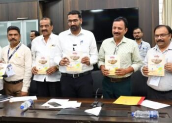 नांदेड लोकसभा संदर्भिकेचे जिल्‍हाधिकाऱ्यांच्या हस्‍ते प्रकाशन