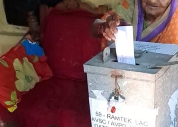 सीमावर्ती गावातील वयोवृद्धांनी बजावला मतदानाचा हक्क