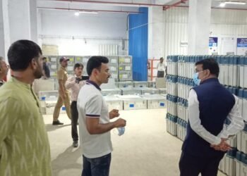 पनवेल येथील मतदान यंत्र वितरण केंद्राला जिल्हाधिकारी किशन जावळे यांची भेट