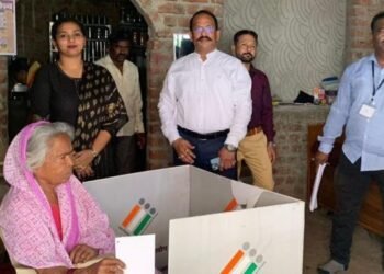 अमरावती लोकसभा मतदारसंघात १ हजार १०४ मतदारांनी बजावला गृहमतदानाचा हक्क; दिव्यांग व वयोवृद्धांचा उत्स्फूर्त प्रतिसाद