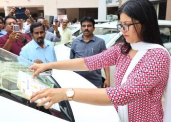 विभाग प्रमुखांच्‍या गाड्यावर आता मतदान जनजागृती