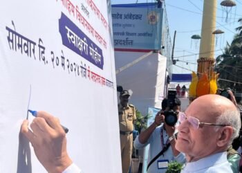 राज्यपाल रमेश बैस यांचा मतदार जागृती स्वाक्षरी मोहिमेत सहभाग: मतदारांनी २० मे रोजी मतदानाचा हक्क बजावण्याचे आवाहन