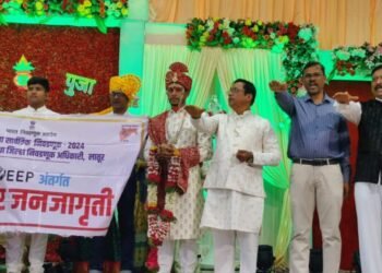 नवदाम्पत्यासह हजारो वऱ्हाडींनी घेतली मतदान करण्याची शपथ 