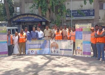 आई-बाबा मतदान करायचं हं……