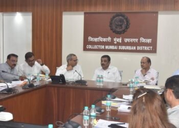 विभागीय आयुक्त महेंद्र कल्याणकर यांनी घेतला मुंबई उपनगर जिल्ह्यातील निवडणूक तयारीचा आढावा