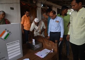 जेव्हा यंत्रणा दिव्यांगाच्या एका मतासाठी दुर्गम गावात पोहोचते…