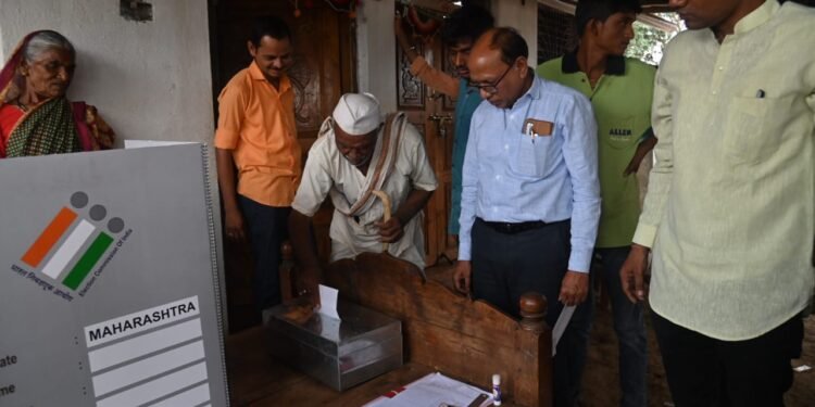 जेव्हा यंत्रणा दिव्यांगाच्या एका मतासाठी दुर्गम गावात पोहोचते…