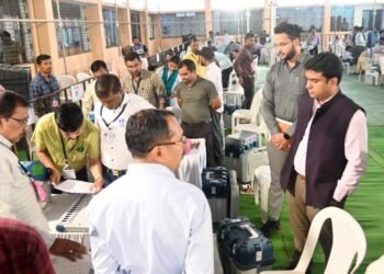 ⭕जिल्हाधिकाऱ्यांच्या उपस्थितीत मतदान यंत्र तयार करण्याची प्रक्रिया