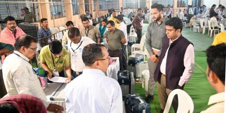 ⭕जिल्हाधिकाऱ्यांच्या उपस्थितीत मतदान यंत्र तयार करण्याची प्रक्रिया