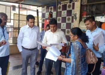 मतदार चिठ्ठी पडताळणीसाठी जिल्हाधिकारी घरोघरी