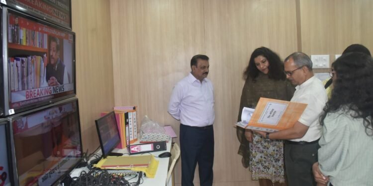 निवडणूक निरीक्षक नेहा चौधरी यांची जिल्हाधिकारी कार्यालयातील माध्यम कक्षास भेट