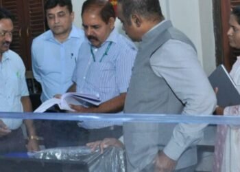 मुंबई शहर जिल्हाधिकारी कार्यालयातील माध्यम कक्षाची केंद्रीय निवडणूक निरीक्षक (खर्च) यांच्याकडून पाहणी