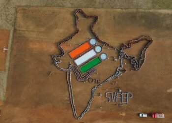 ‘मानवी रांगोळीतून मतदार जनजागृतीचा संदेश