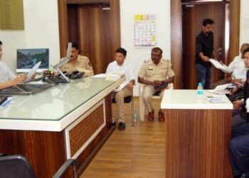 आदर्श आचारसंहितेचे काटेकोरपणे पालन करून राजकीय पक्षांनी प्रशासनाला सहकार्य करावे – निवडणूक निर्णय अधिकारी रवि कटकधोंड