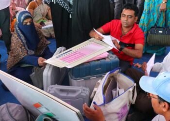 जळगाव, रावेर मतदार संघात निवडणूक साहित्यासह  अधिकारी, कर्मचारी मतदान केंद्राकडे रवाना