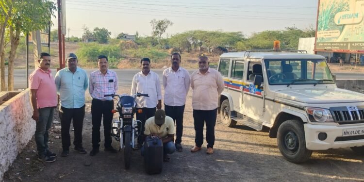 अकलूज शहरात कारमध्ये 480 लिटर हातभट्टी दारू पकडली