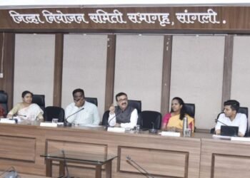 पुणे विभागीय आयुक्त डॉ. चंद्रकांत पुलकुंडवार यांनी घेतला जिल्ह्यातील टंचाई परिस्थितीचा आढावा