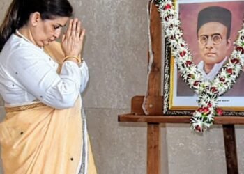 स्वातंत्र्यवीर विनायक दामोदर सावरकर यांना जयंतीनिमित्त मंत्रालयात अभिवादन