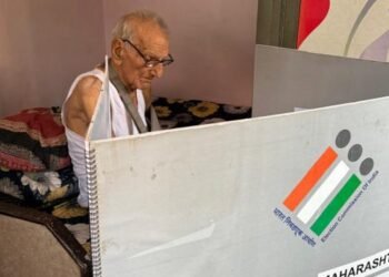 २५ ठाणे लोकसभा मतदारसंघात ८५ वर्षावरील २६२ तर ३८ दिव्यांग मतदारांनी केले गृह मतदान