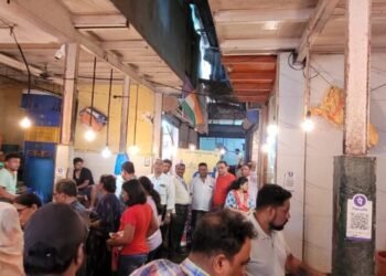 मासळी विक्रेत्यांमध्येही स्वीप पथकाने केली मतदानाबाबत जनजागृती