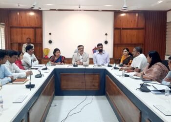 वृक्ष लागवड आणि संपूर्ण स्वच्छता मोहिम युद्धपातळीवर राबवा -विभागीय आयुक्त डॉ. चंद्रकांत पुलकुंडवार