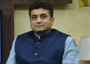 मुंबई शहरात २० मे रोजी होणाऱ्या मतदानादिवशी मतदार कामगार, अधिकारी-कर्मचाऱ्यांना भरपगारी सुट्टी द्या