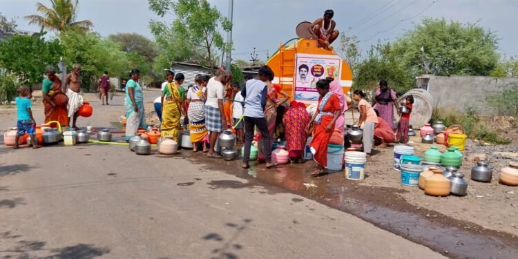 कोरवली गावाला दोघा भावांकडून टँकर द्वारे मोफत पाणी पुरवठा…