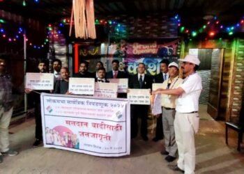 कल्याण पूर्वेतील खासगी आस्थापना, हॉटेलमधील मतदारांमध्ये स्वीपने केली मतदान जागृती