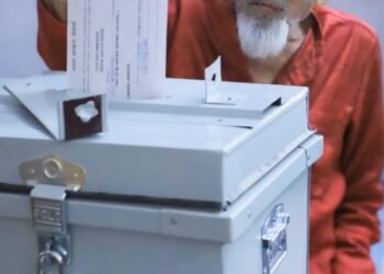 गृह मतदानासाठी घरी आलेल्या मतदान पथकांचे दिव्यांग, ८५ वर्षांवरील मतदारांनी मानले आभार