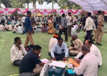 साक्री व शिरपूर विधानसभा मतदारसंघात निवडणूक साहित्यासह अधिकारी, कर्मचारी मतदान केंद्राकडे रवाना