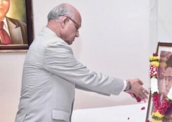 राज्यपालांचे स्वातंत्र्यवीर सावरकर यांना अभिवादन